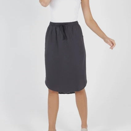 BETTY BASICS - Carson Linen Skirt with side pockets. - sammi
