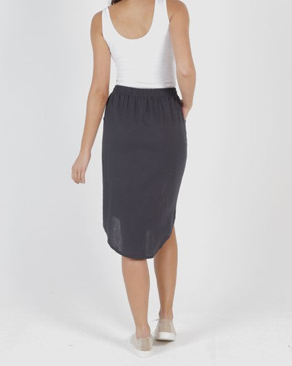 BETTY BASICS - Carson Linen Skirt with side pockets. - sammi